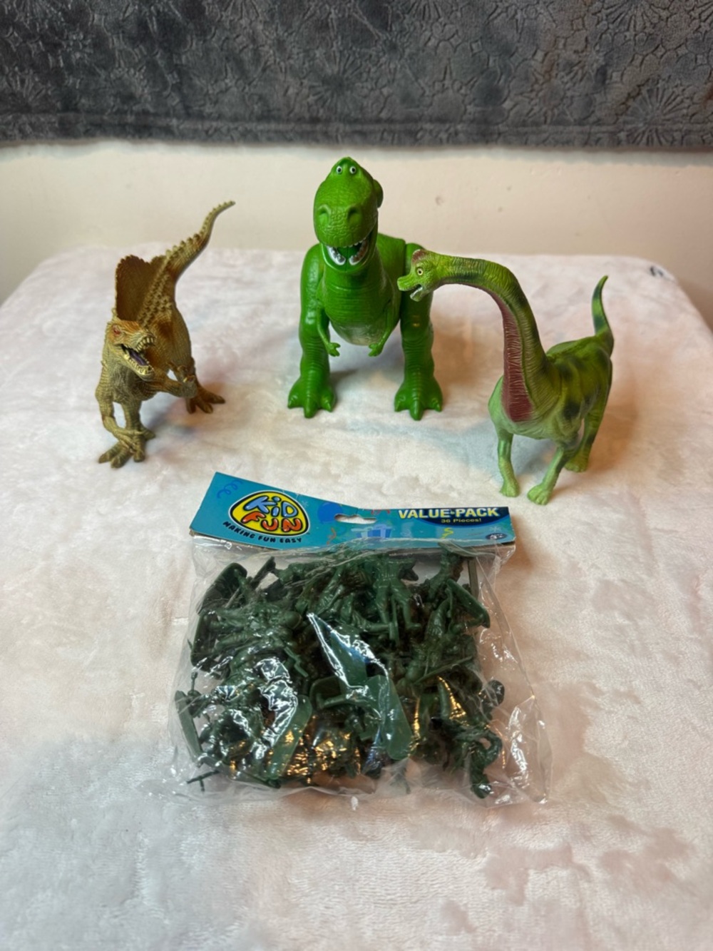Toy Story T- Rex Dinosaur, Brachiosaurus  Spinosaurus & 36 Green  Army Men Pack